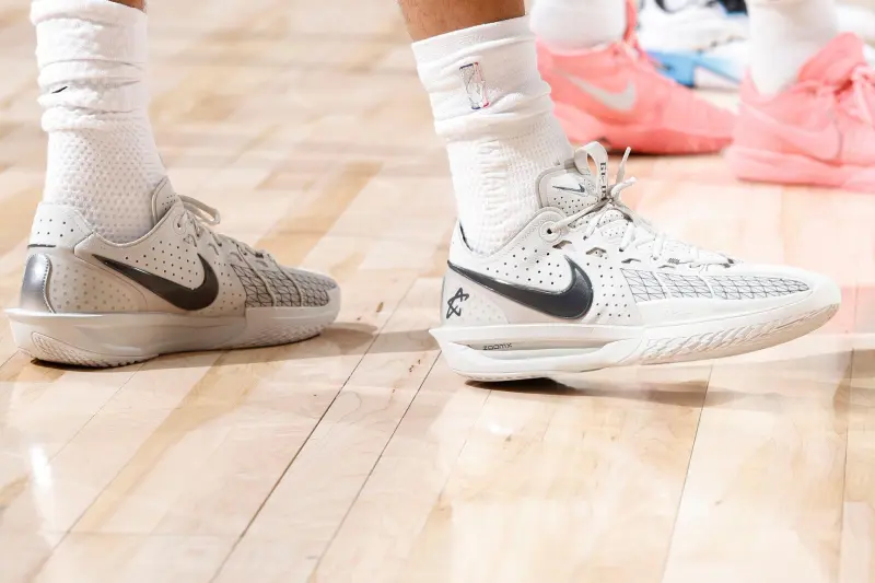 博鱼BOYU SPORTS-坎宁安穿着Cut3迎来复出，得到13分5篮板10助攻